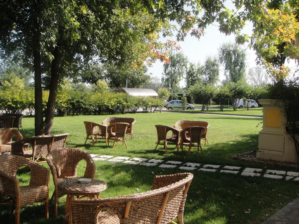 Hotel Villa Malpensa Vizzola Ticino Esterno foto