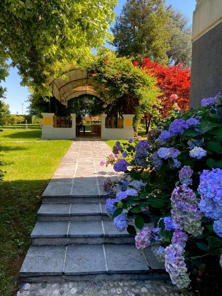 Hotel Villa Malpensa Vizzola Ticino Esterno foto
