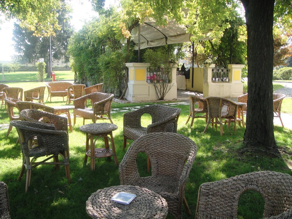 Hotel Villa Malpensa Vizzola Ticino Esterno foto