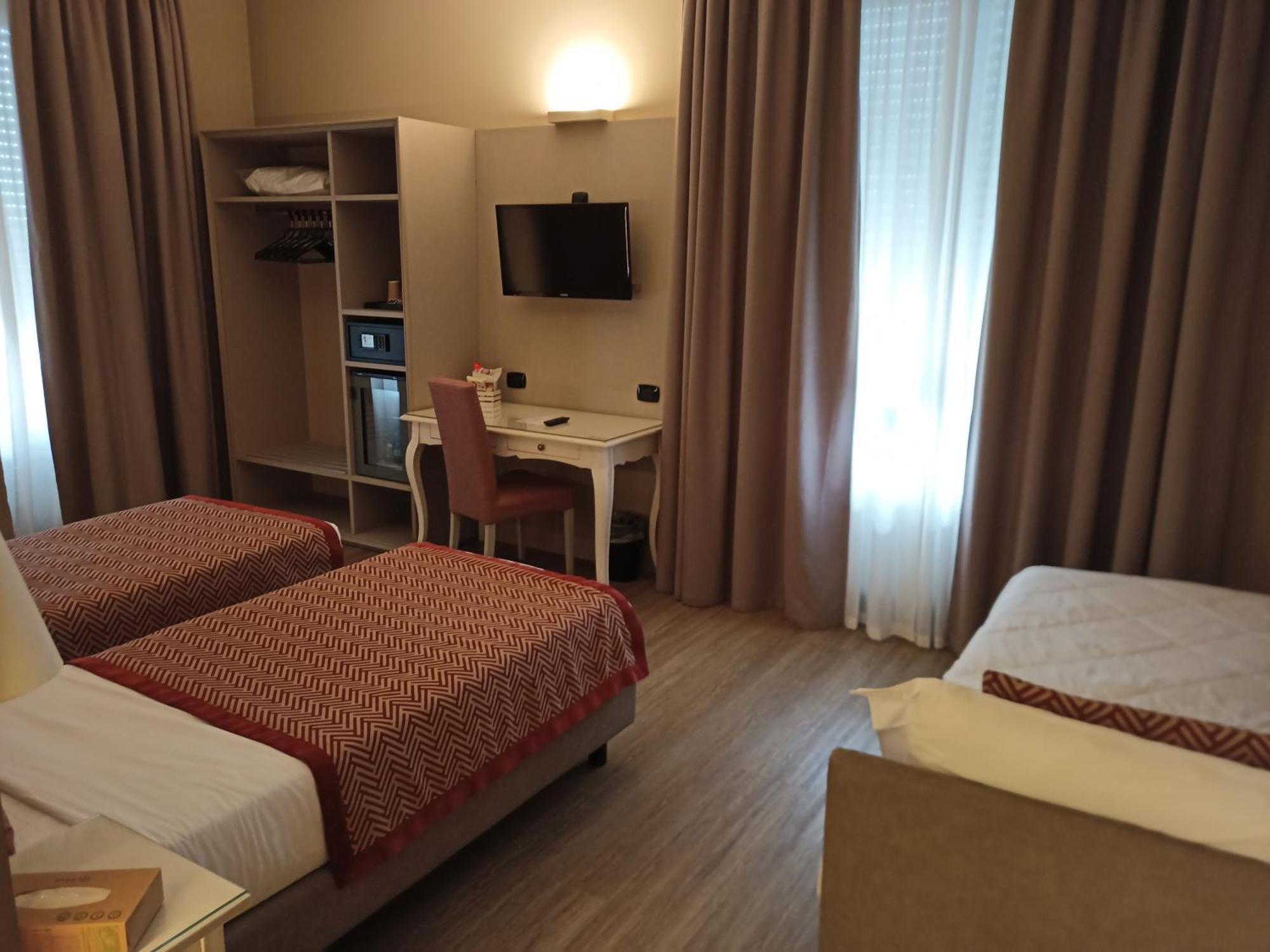 Hotel Villa Malpensa Vizzola Ticino Esterno foto