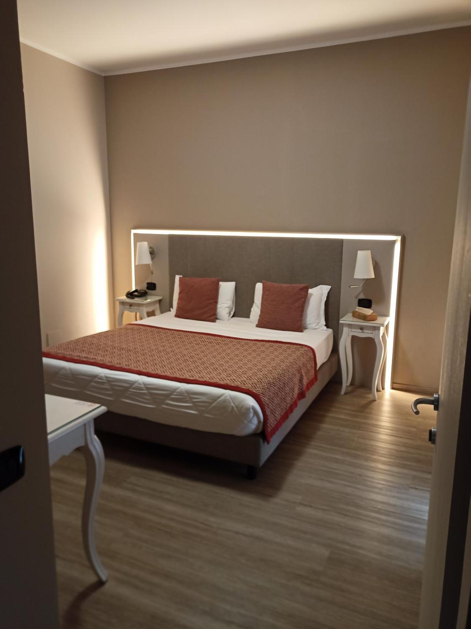 Hotel Villa Malpensa Vizzola Ticino Esterno foto