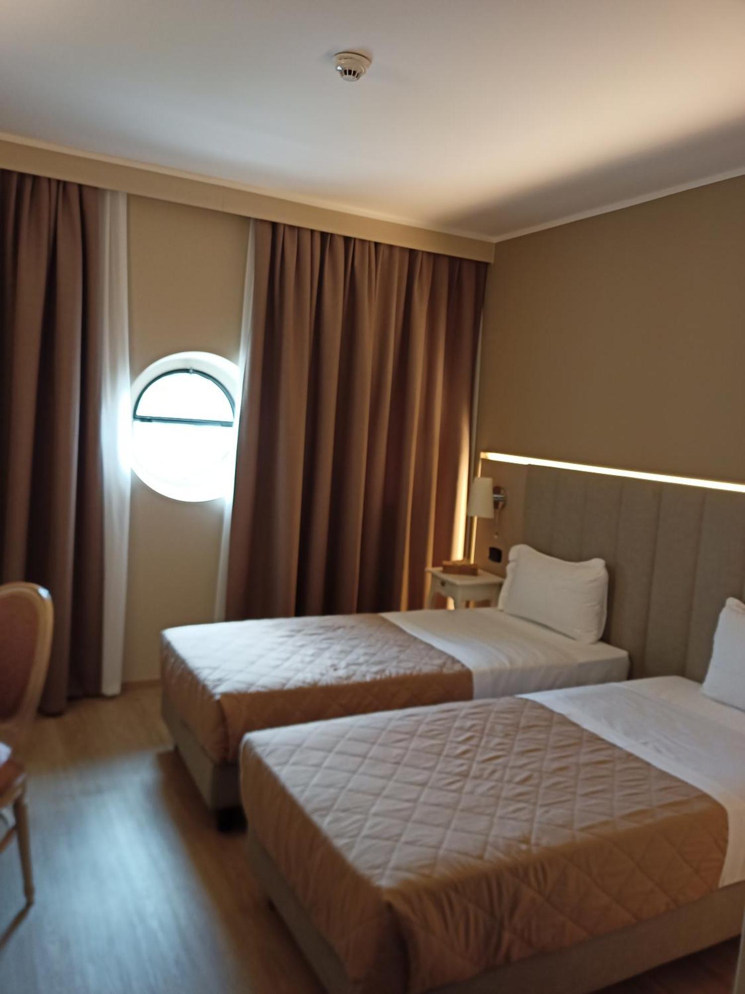 Hotel Villa Malpensa Vizzola Ticino Esterno foto