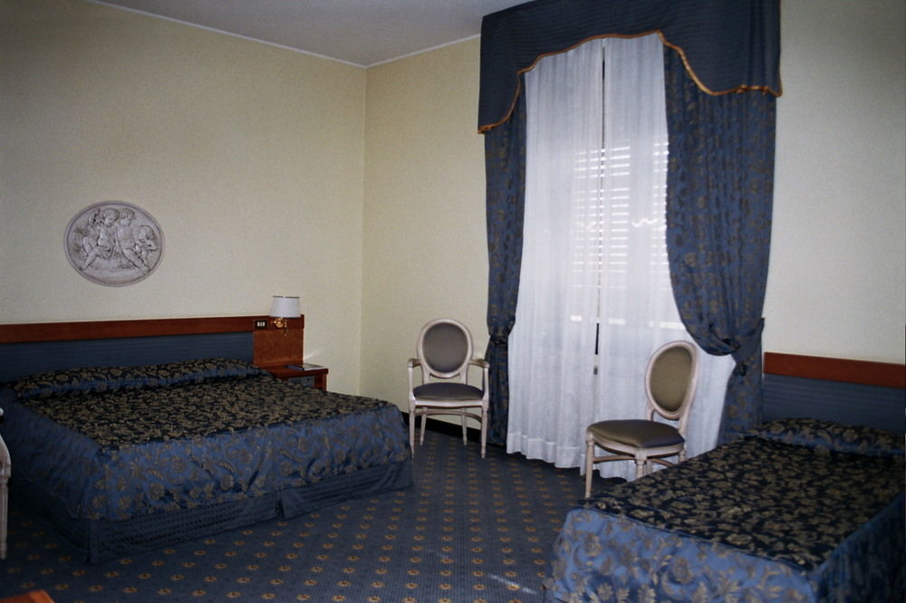Hotel Villa Malpensa Vizzola Ticino Esterno foto