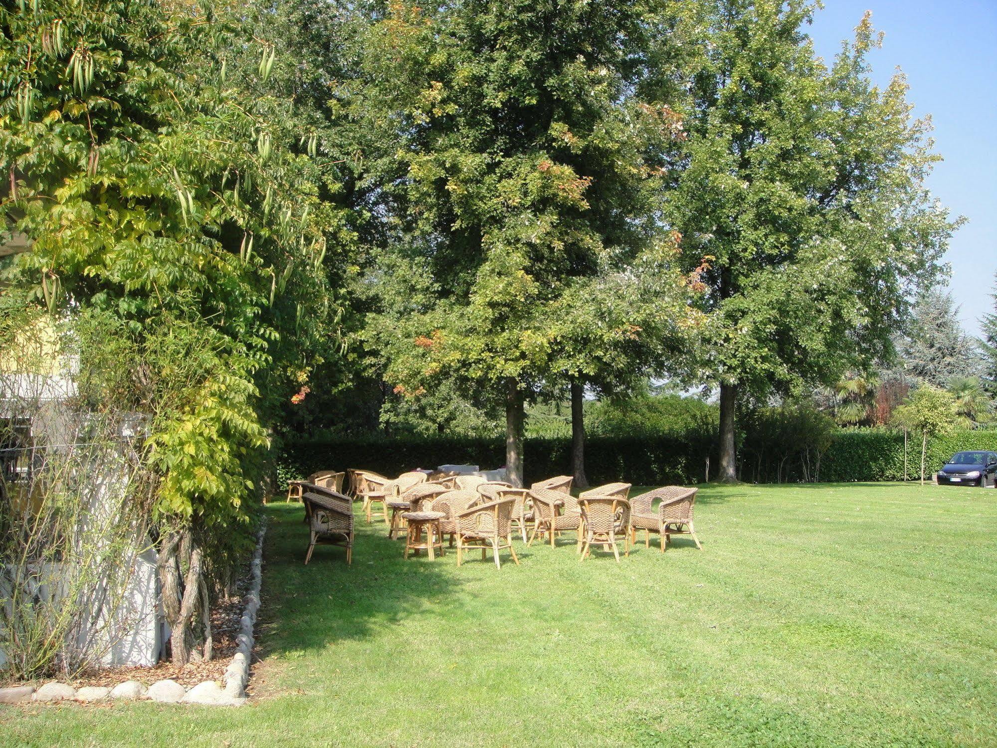 Hotel Villa Malpensa Vizzola Ticino Esterno foto